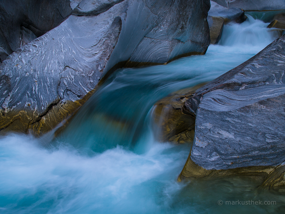 Ein Wasserfall in der Verzasca. Ein Fluss, der sich durch eine atemberaubende Landschaft windet.
