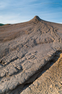Schlammvulkane in Berca in Rumänien. Durch Schlammfluss entstandene Rillen ermöglichen einen fotografischen Bildaufbau. Insgesamt stellen die Schlammvulkane von Berca ein lohnendes Fotoziel für Landschaftsfotografen dar.