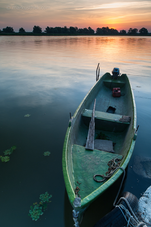 Landschaftsfotografie am Wasser: Ein Fischerboot als Vordergrund im Donaudelta in Rumänien.