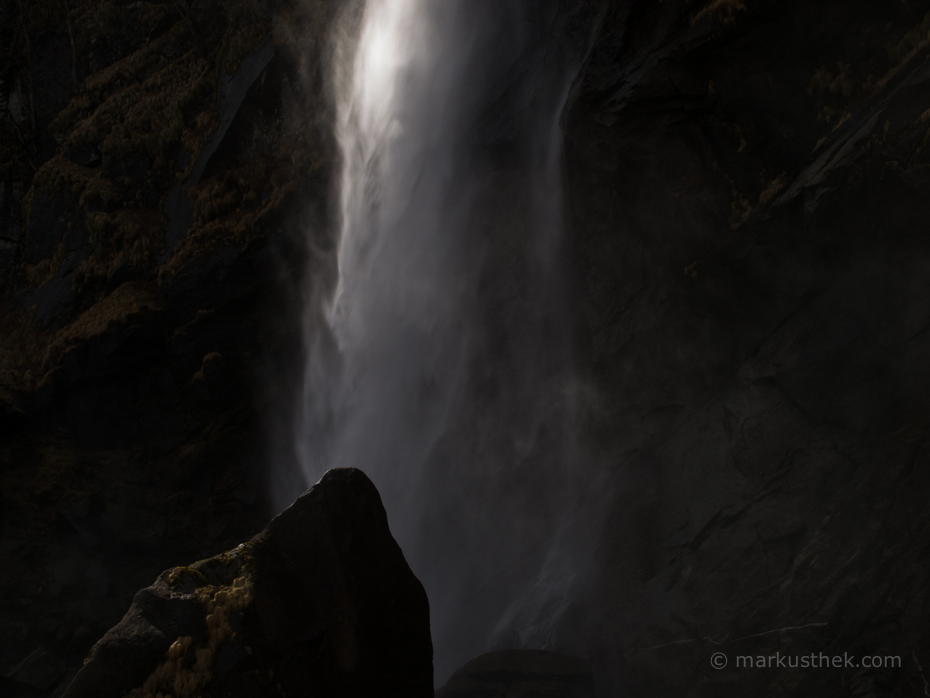 Auf diesem Bild sehen Sie den Wasserfall von Foroglio im Gegenlicht.