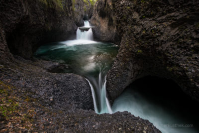 Klares Wasser trifft auf Basalt