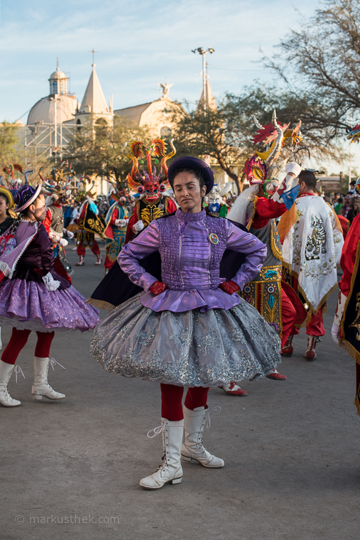 Eine Tänzerin beim La Tirana Fest. Hier kommt die Porträtfotografie zur Geltung.