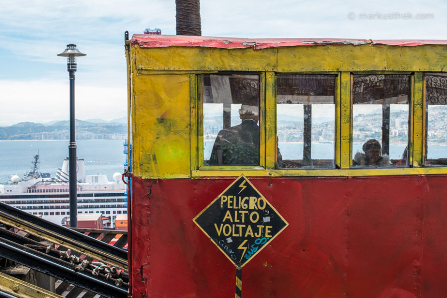 Ein Aufzug in der fantastischen Küstenstadt Valparaiso in Zentralchile: im neuen Buch von Markus Thek.