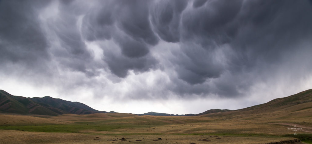 Eine Mammatus-Wolke in den Bergen Zentralasiens.