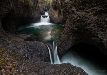 Klares Wasser trifft auf Basalt